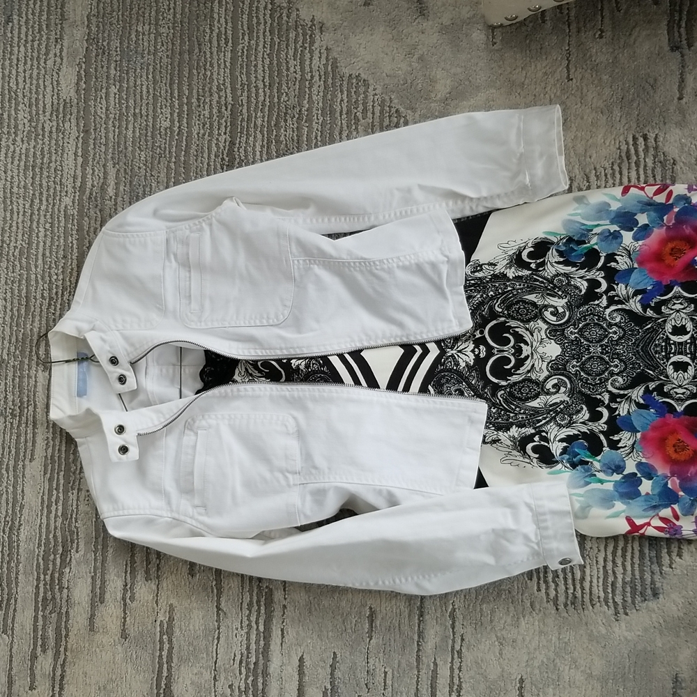 White jean jacket. Size small. Fitted blazer with stretch. Jacob - Picture 2 of 7